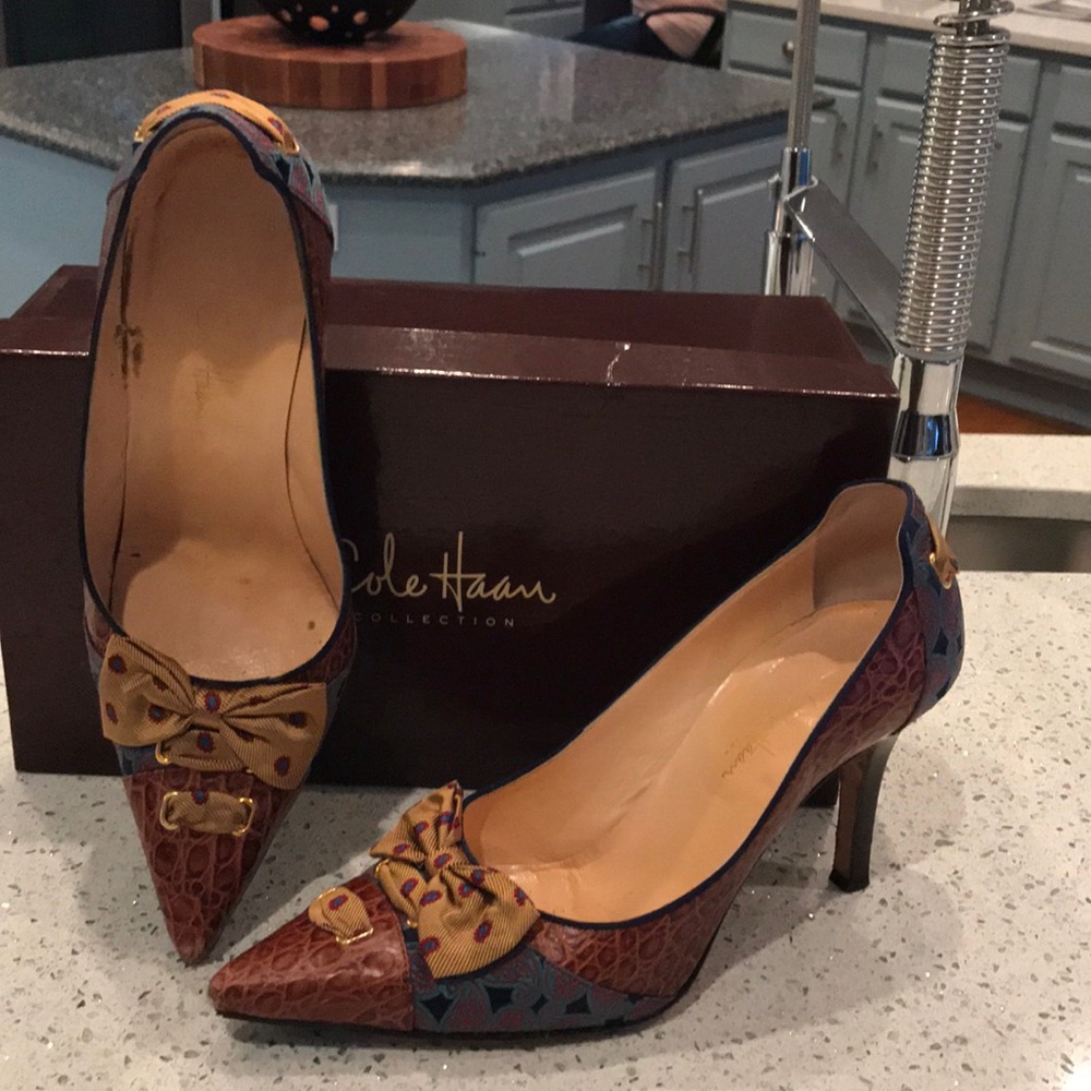 Bow-Tie Pumps